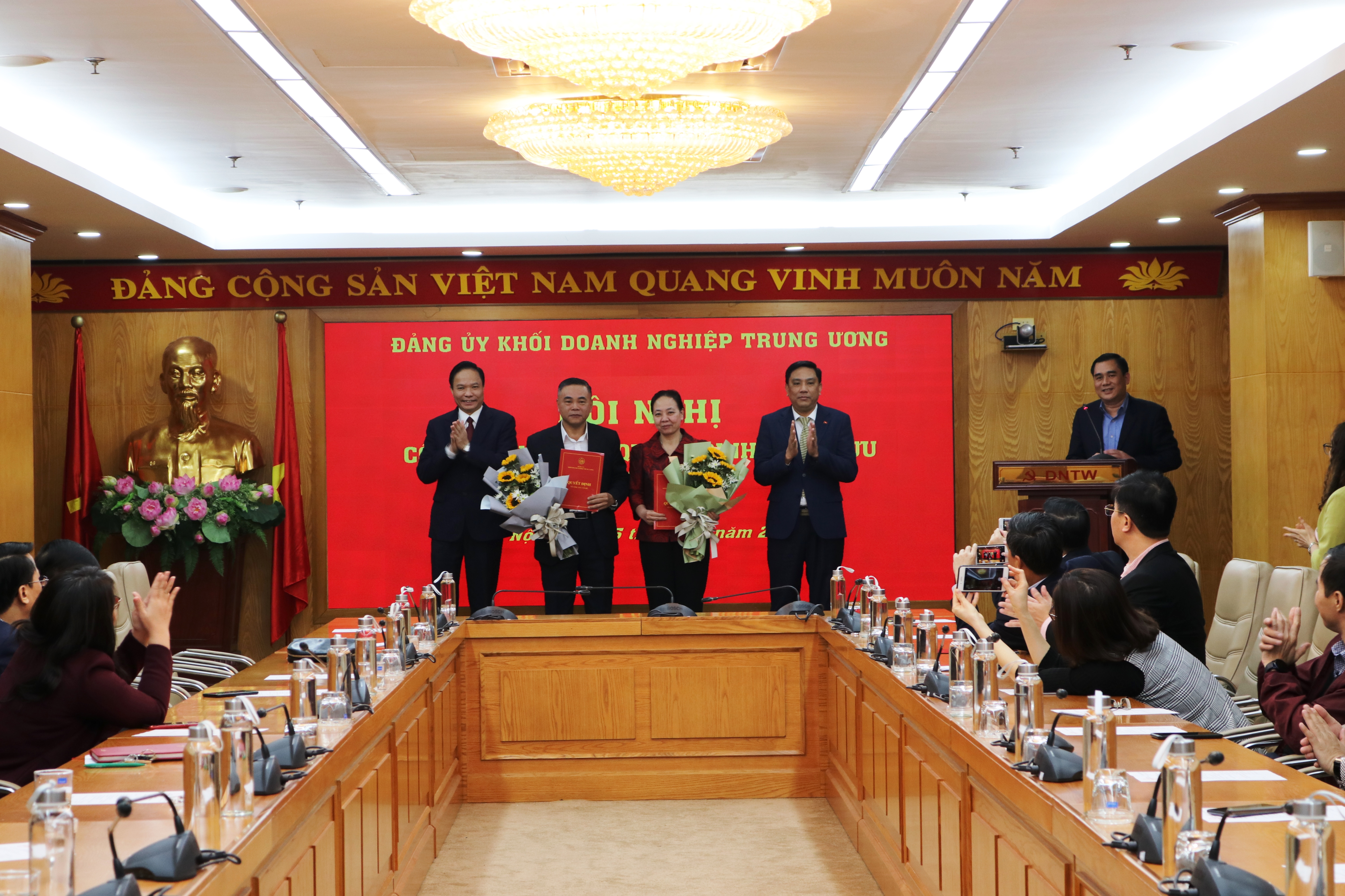  với 02 đồng chí được nghỉ hưu để hưởng chế độ bảo hiểm xã hội.