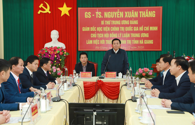 Đồng chí Nguyễn Xuân Thắng, Bí thư Trung ương Đảng, Giám đốc Học viện Chính trị Quốc gia Hồ Chí Minh, Chủ tịch Hội đồng Lý luận Trung ương phát biểu tại Trường Chính trị tỉnh Hà Giang.