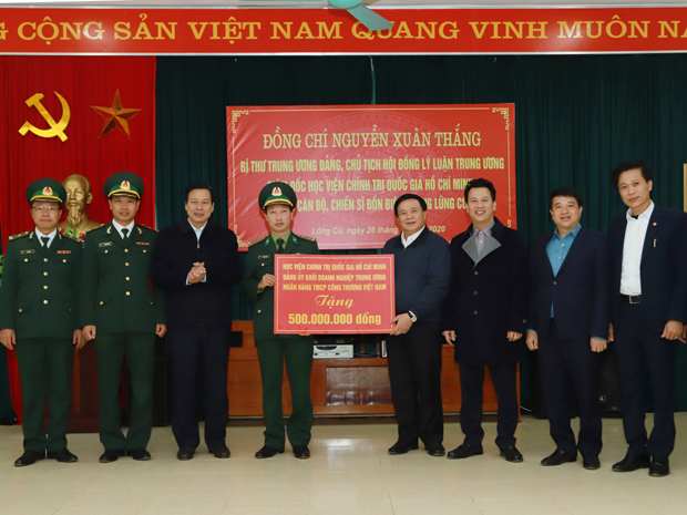 Đồng chí Nguyễn Xuân Thắng, Bí thư Trung ương Đảng, Giám đốc Học viện Chính trị Quốc gia Hồ Chí Minh, Chủ tịch Hội đồng Lý luận Trung ương trao tặng Đồn Biên phòng Lũng Cú 500 triệu đồng.