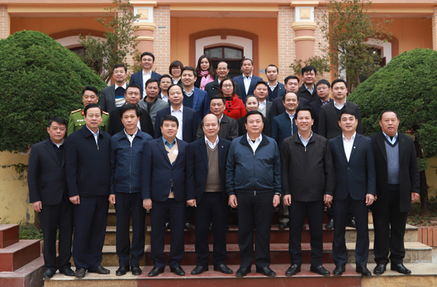 Đồng chí Nguyễn Xuân Thắng cùng đoàn công tác và các đồng chí lãnh đạo tỉnh chụp ảnh lưu niệm với lãnh đạo huyện Đồng Văn.