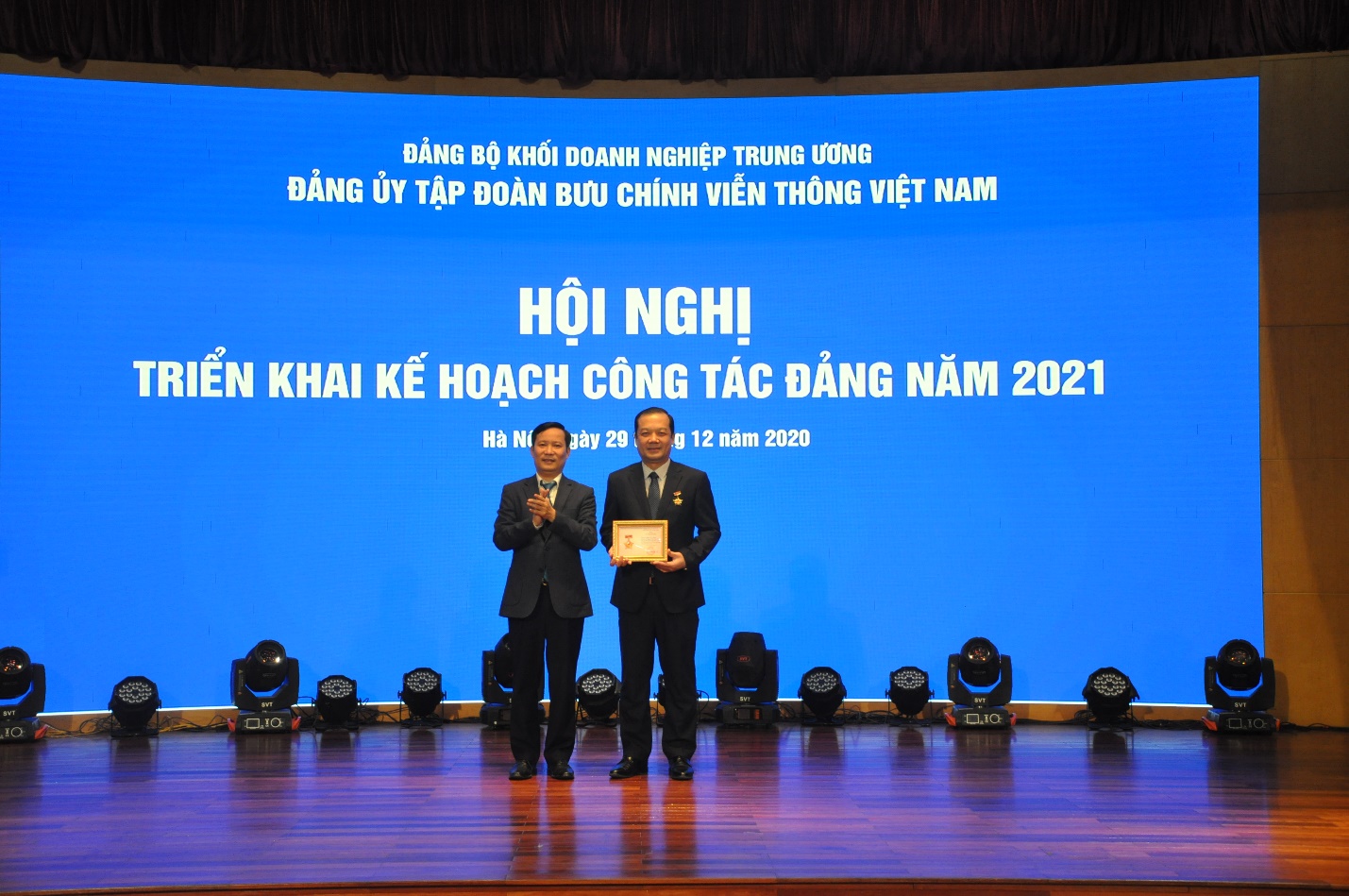 Bí thư Đảng ủy, Chủ tịch HĐTV, TGĐ Tập đoàn vinh dự được nhận kỷ niệm chương vì sự nghiệp Tuyên giáo.