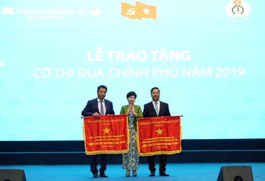 Đại diện lãnh đạo Ủy ban Quản lý Vốn nhà nước tại doanh nghiệp trao Cờ thi đua cho các tập thể có thành tích xuất sắc. 