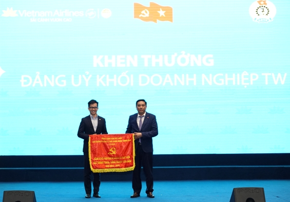Đồng chí Hoàng Giang, Phó Bí thư Đảng ủy Khối Doanh nghiệp Trung ương phát biểu tại Hội nghị.