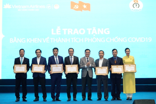 Các tập thể của VNA vinh dự nhận Bằng khen của Đảng ủy Khối Doanh nghiệp Trung ương vì có thành tích xuất sắc trong phòng, chống dịch Covid.