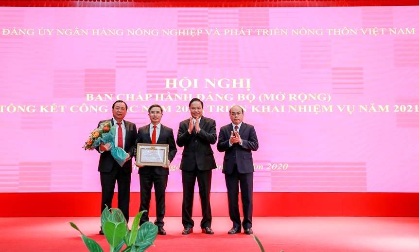 Các tập thể, cá nhân có thành tích xuất sắc trong phòng chống dịch bệnh Covid - 19 vinh dự nhận Bằng khen của Đảng ủy Khối Doanh nghiệp Trung ương