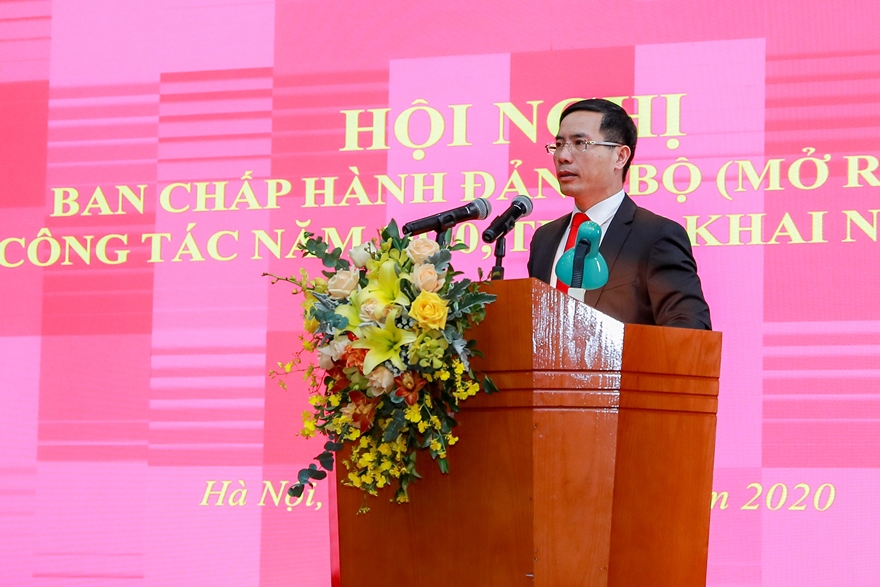 Đ/c Phạm Đức Ấn - Bí thư Đảng ủy, Chủ tịch Hội đồng Thành viên Agribank tiếp thu ý kiến chỉ đạo của Đảng ủy khối DNTW, phát biểu chỉ đạo Hội nghi.