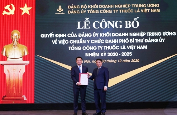 Đồng chí Y Thanh Hà Niê Kđăm - Bí thư Đảng ủy Khối DNTW trao Quyết định chuẩn y chức danh Phó Bí thư Đảng ủy Tổng Công ty, nhiệm kỳ 2020- 2025 cho đồng chí Hà Quang Hòa, Tổng Giám đốc Tổng Công ty Thuốc lá Việt Nam.