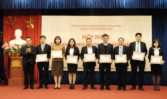 Khen thưởng các tập thể