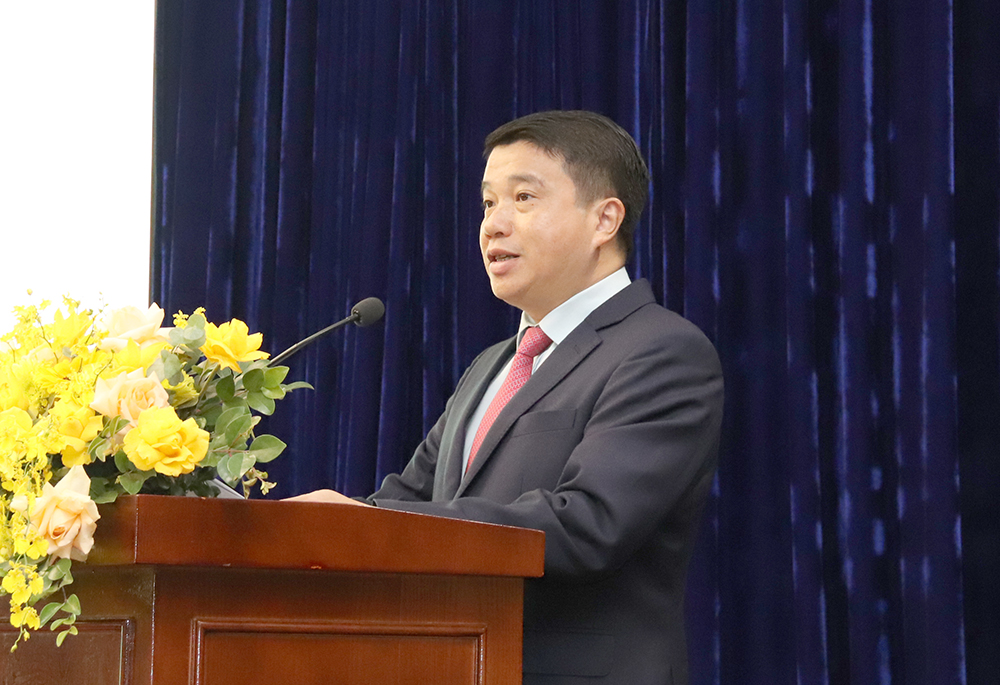 Đồng chí Y Thanh Hà Niê Kđăm - Bí thư Đảng uỷ Khối Doanh nghiệp Trung ương phát biểu tại Hội nghị.