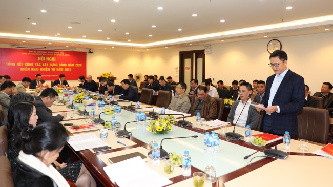 Các đại biểu tham luận tại Hội nghị.