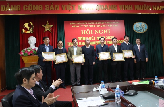Đại diện lãnh đạo Đảng ủy Tập đoàn Công nghiệp Hóa chất Việt Nam trao Giấy khen cho các tổ chức đảng trực thuộc có thành tích xuất sắc năm 2020.