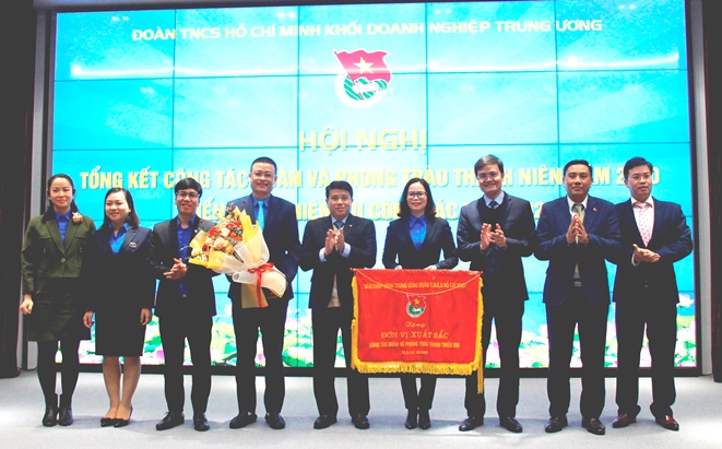 Đồng chí Bùi Quang Huy - Bí thư Thường trực Trung ương Đoàn TNCS Hồ Chí Minh, Chủ tịch Trung ương Hội Sinh viên Việt Nam và đồng chí Y Thanh Hà Niê KĐăm - Ủy viên Dự khuyết BCH Trung ương Đảng, Bí thư Đảng ủy Khối Doanh nghiệp Trung ương chúc mừng và trao tặng Cờ thi đua cho Đoàn Khối Doanh nghiệp Trung ương – đơn vị xuất sắc trong công tác Đoàn và phong trào thanh thiếu nhi năm 2020.