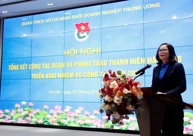 Đồng chí Hoàng Thị Minh Thu, Ủy viên BCH Đảng bộ Khối, Bí thư Đoàn Khối tiếp thu các ý kiến chỉ đạo của Bí thư Đảng ủy Khối và các ý kiến tham luận tại Hội nghị.