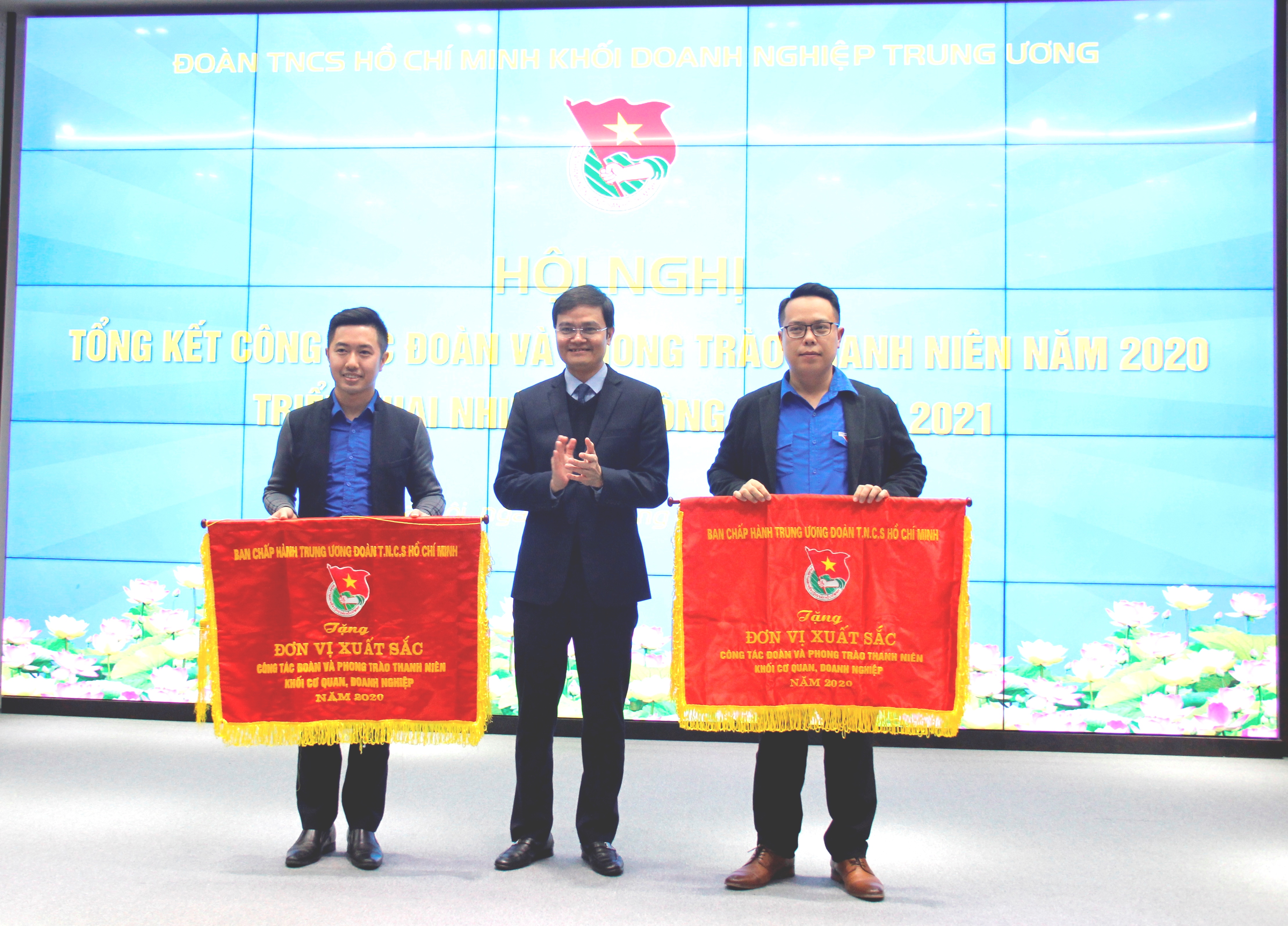 Đồng chí Bùi Quang Huy - Bí thư Thường trực Trung ương Đoàn TNCS Hồ Chí Minh, Chủ tịch Trung ương Hội Sinh viên Việt Nam trao tặng Cờ thi đua cho 02 tập thể đoàn cấp Huyện là  Đoàn TNCS Hồ Chí Minh Ngân hàng TMCP Công thương Việt Nam và Đoàn TNCS Hồ Chí Minh Tập đoàn Bưu chính Viễn thông Việt Nam đã có thành tích xuất sắc trong công tác đoàn và phong trào thanh niên khối cơ quan, doanh nghiệp năm 2020.