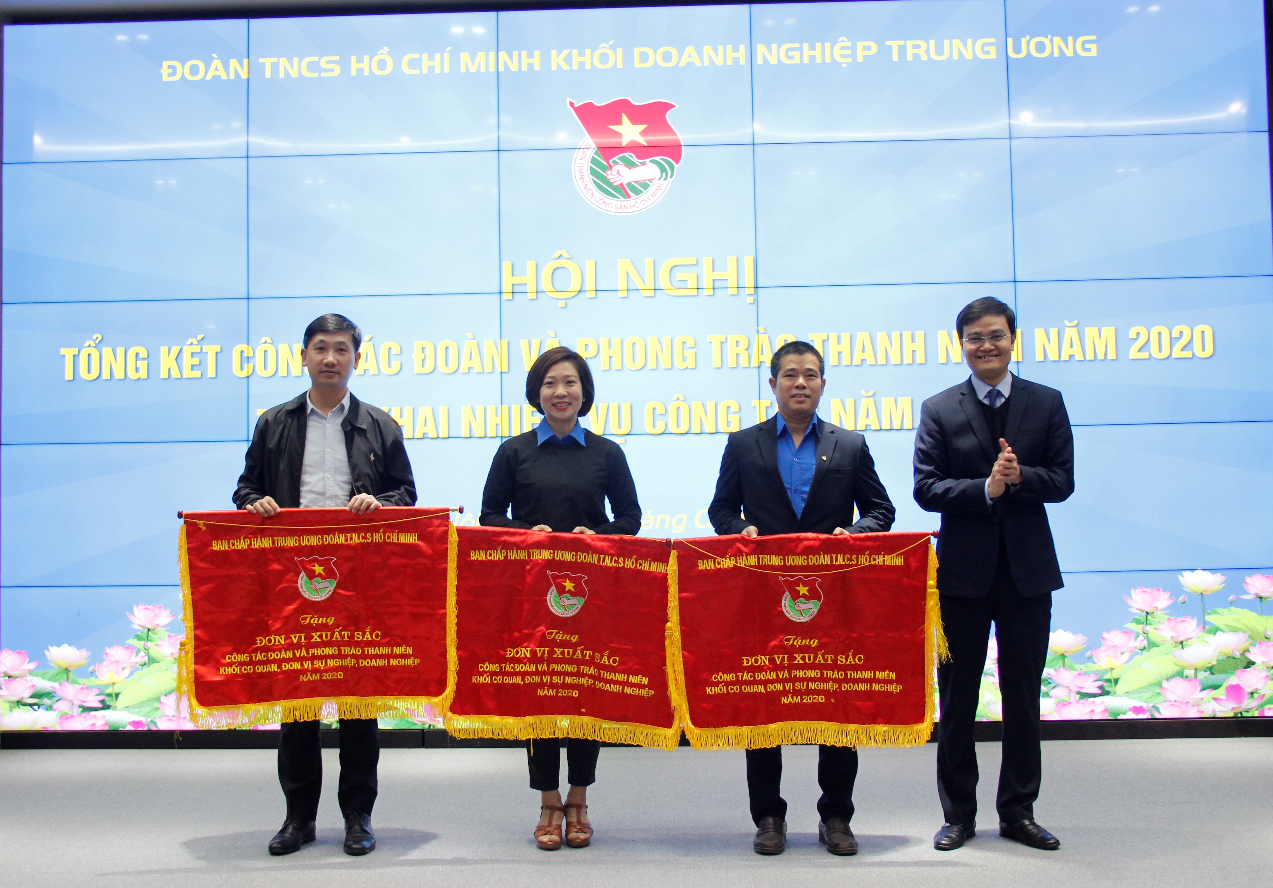 Đồng chí Bùi Quang Huy trao tặng Cờ thi đua cho 03 tập thể đoàn cấp Huyện là: Đoàn Công ty TNHH MTV Dịch vụ mặt đất sân bay Việt Nam (VIAGS) thuộc Đoàn Tổng Công ty Hàng không Việt Nam; Đoàn Sở Giao dịch Ngân hàng TMCP Ngoại thương Việt Nam; Đoàn Tổng công ty Hạ tầng mạng thuộc Đoàn Tập đoàn Bưu chính Viễn thông Việt Nam đã có thành tích xuất sắc trong công tác đoàn và phong trào thanh niên khối cơ quan, doanh nghiệp năm 2020.