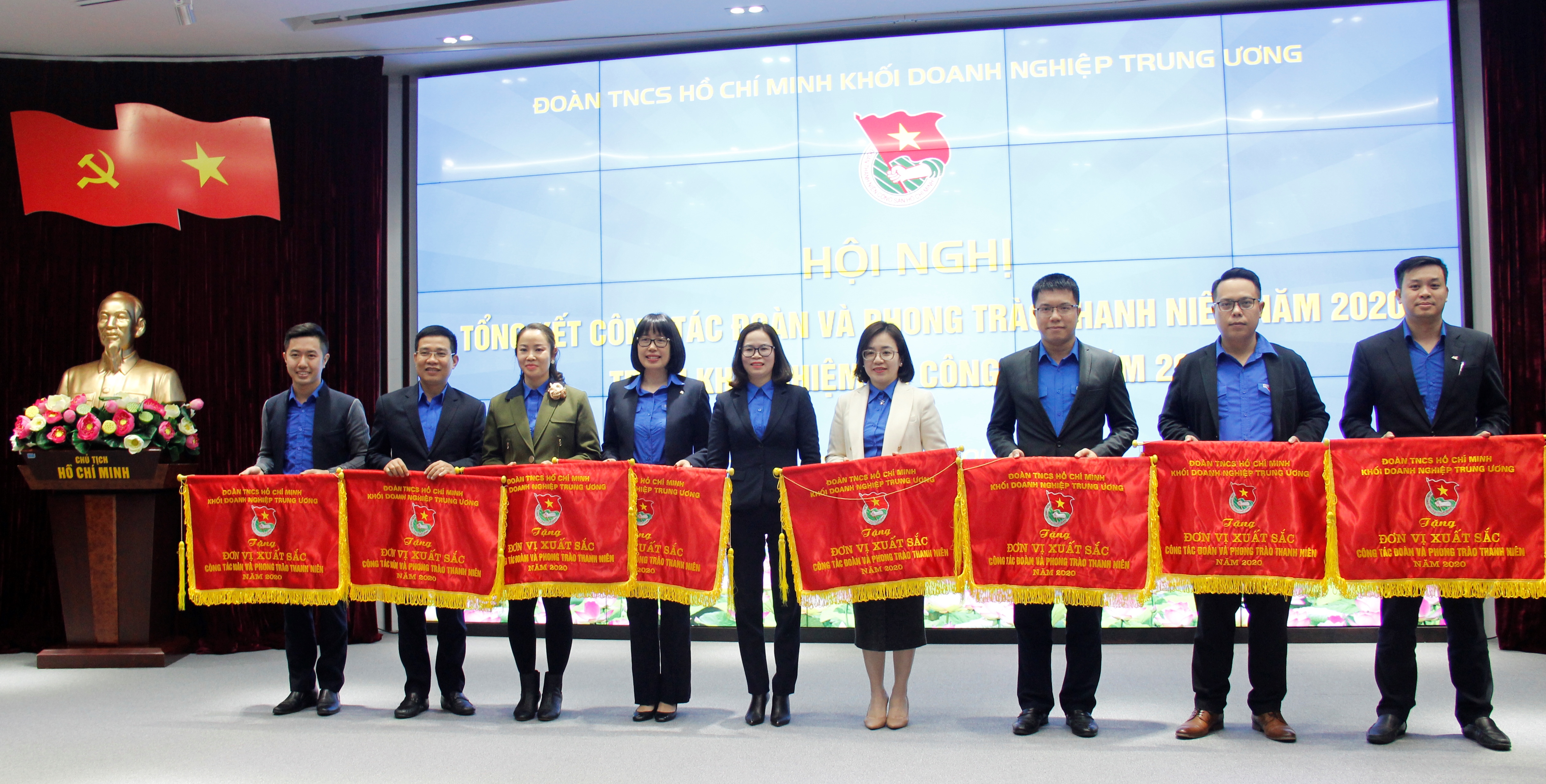 Đồng chí Hoàng Thị Minh Thu, Ủy viên BCH Đảng bộ Khối, Bí thư Đoàn Khối trao tặng Cờ thi đùa cho các tập thể được xếp loại xuất sắc trong công tác Đoàn và phong trào thanh niên năm 2020.