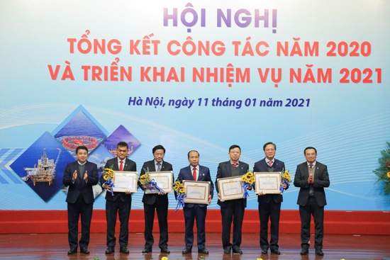 Tuyên dương các tổ chức đảng hoàn thành xuất sắc nhiệm vụ trong năm 2020. 