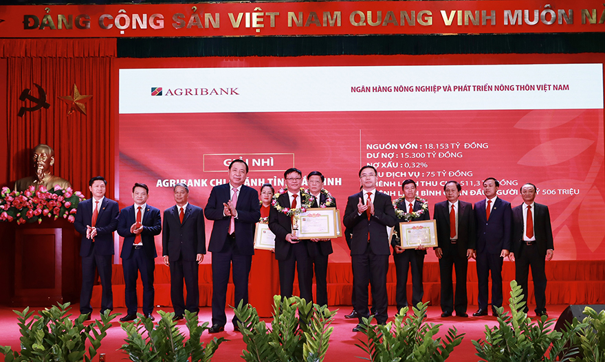 Chủ tich Hội đồng thành viên và Tổng Giám đốc Agribank trao Giấy khen cho các đơn vị trong hệ thống hoàn thành xuất sắc nhiệm vụ, kế hoạch kinh doanh năm 2020.