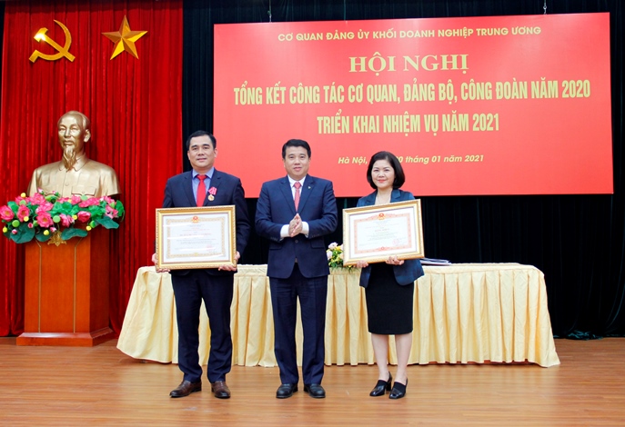 Đồng chí Vũ Đức Tú, Ủy viên BCH Đảng bộ Khối, Phó Chánh phụ trách Văn phòng Đảng ủy Khối nhận Huân chương Lao động hạng Ba và đồng chí Nguyễn Thị Thanh Bình, Ủy viên UBKT Đảng ủy Khối, Trưởng phòng Tài chính Văn phòng Đảng ủy Khối nhận Bằng khăn của Thủ tướng Chính phủ.