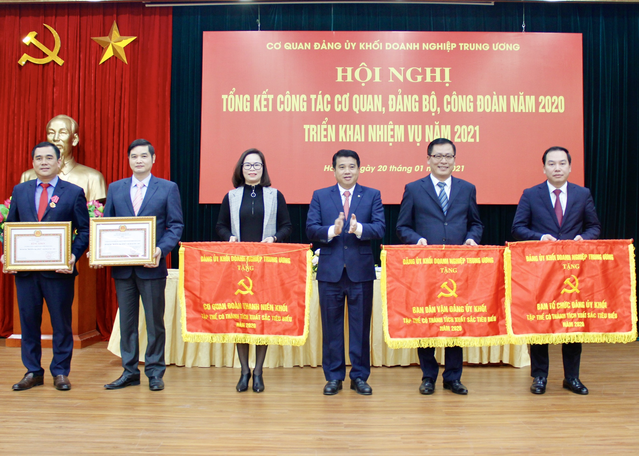 03 tập thể đặng nhận Cờ Thi đua và 02 tập thể được tặng Bằng khen đạt danh hiệu 