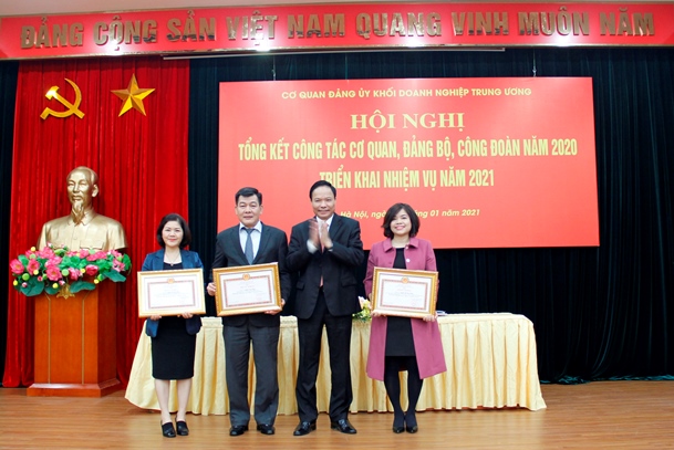 Các đồng chí được nhận Bằng khen của Đảng bộ Cơ quan Đảng ủy Khối đạt danh hiệu hoàn thành xuất sắc nhiệm vụ 05 năm liền (2016 - 2020).