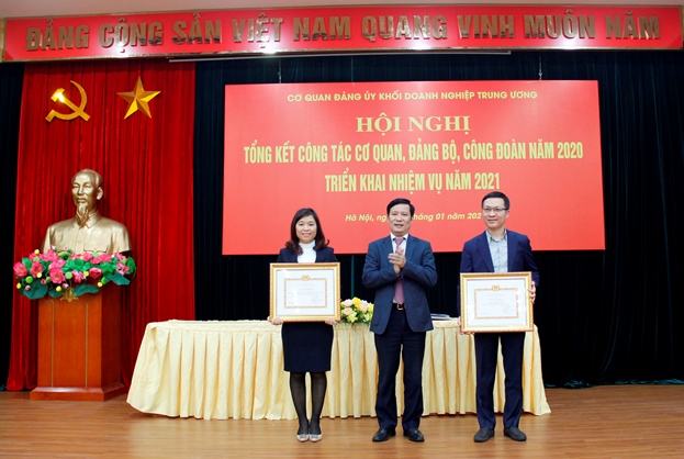 Đại diện 02 chi bộ được nhận Giấy khen của Đảng ủy Cơ quan đạt tiêu chuẩn 