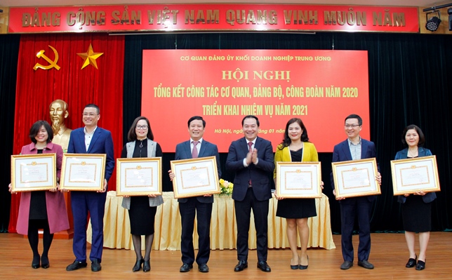 các cá nhân được nhận Giấy khen của Đảng ủy Cơ quan đã đạt tiêu chuẩn 