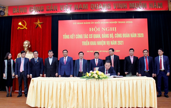 Lãnh đạo các ban, đơn vị Cơ quan Đảng ủy Khối ký giao ước thi đua năm 2021.