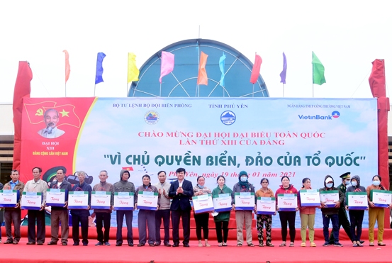 Đồng chí Trần Kiên Cường - Phó Bí thư Thường trực Đảng ủy VietinBank trao tặng quà cho các gia đình chính sách tại Chương trình.