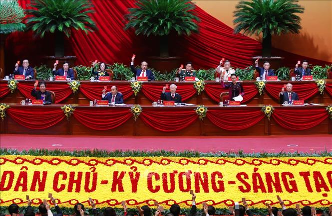 Đoàn Chủ tịch biểu quyết thông qua Chương trình làm việc của Đại hội.