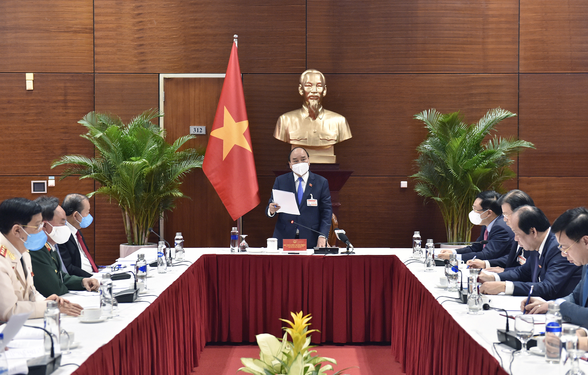 Thủ tướng Nguyễn Xuân Phúc triệu tập cuộc họp khẩn về công tác phòng chống COVID-19 tại phòng họp thuộc Trung tâm Hội nghị Quốc gia Mỹ Đình, nơi Đại hội XIII đang diễn ra.