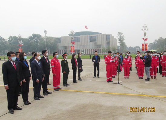 Người lao động Dầu khí làm Lễ báo công dâng Bác.