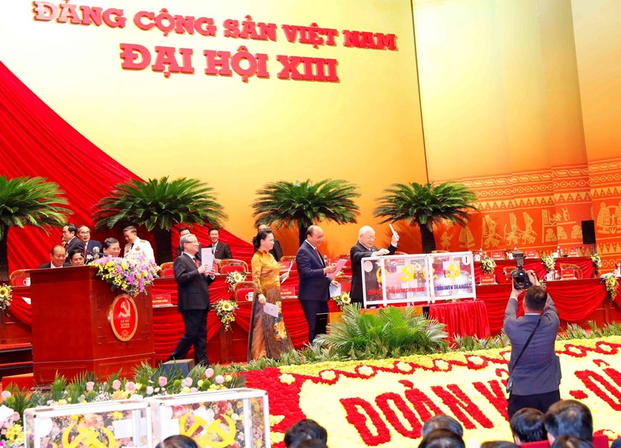 Tổng Bí thư, Chủ tịch nước Nguyễn Phú Trọng, Thủ tướng Nguyễn Xuân Phúc, Chủ tịch Quốc hội Nguyễn Thị Kim Ngân, Thường trực Ban Bí thư Trần Quốc Vượng bỏ phiếu bầu Ban Chấp hành Trung ương khóa XIII. (Ảnh: TTXVN)