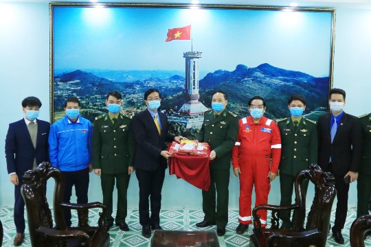 Trong khuôn khổ hành trình, ngoài việc truyền cảm hứng, tình yêu Tổ quốc, sự tiếp nối truyền thống của cán bộ, kỹ sư, người lao động ngành Dầu khí, hành trình còn thể hiện trách nhiệm của người Dầu khí với cộng đồng xã hội. Petrovietnam trao tặng 600 lá cờ và 1 tivi cho Đồn Biên phòng Thanh Thủy, huyện Vị Xuyên, tỉnh Hà Giang.