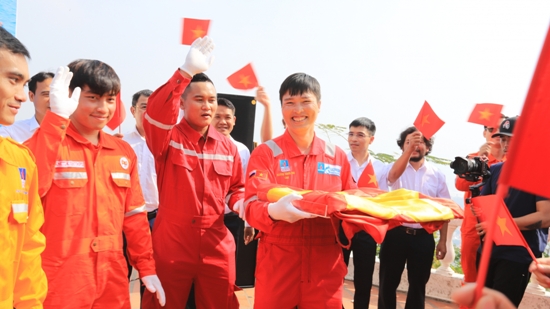 Lãnh đạo Petrovietnam và người lao động Dầu khí với Hành trình Mùa Xuân từ những giếng dầu tại giàn Hải Thạch – PQP. Công trình dầu khí xa đất liền nhất trên biển Đông. 