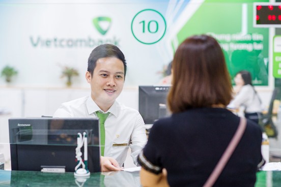 Giao dịch tại Vietcombank. 