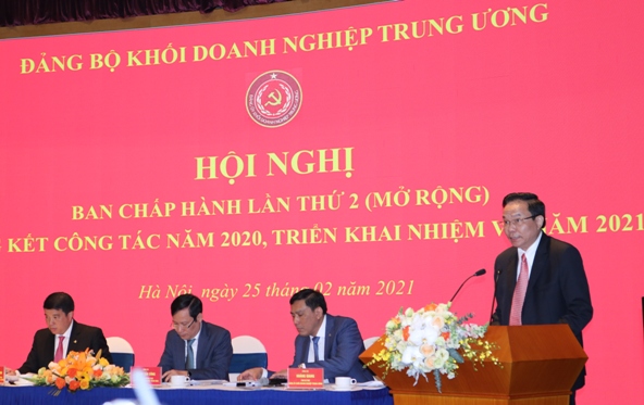 Đồng chí Lê Văn Châu - Phó Bí thư Đảng ủy Khối Doanh nghiệp Trung ương ủng hộ phòng, chống dịch COVID-19.