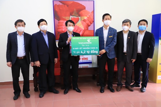 Thay mặt Ban lãnh đạo Vietcombank, Giám đốc Vietcombank Hải Dương Nguyễn Xuân Cao Cường trao biển tài trợ 01 máy xét nghiệm COVID-19 cho tỉnh Hải Dương.