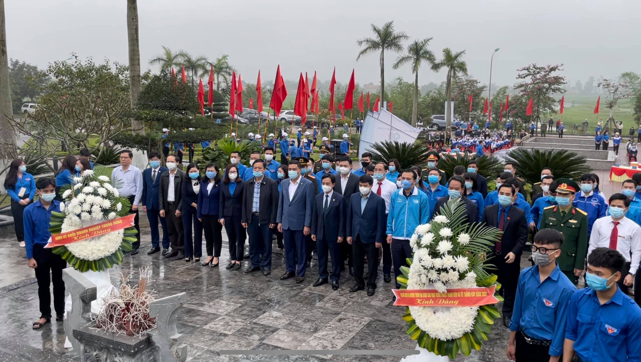 Các đại biểu dâng hương tưởng niệm tại phần mộ Anh hùng liệt sỹ Lý Tự Trọng