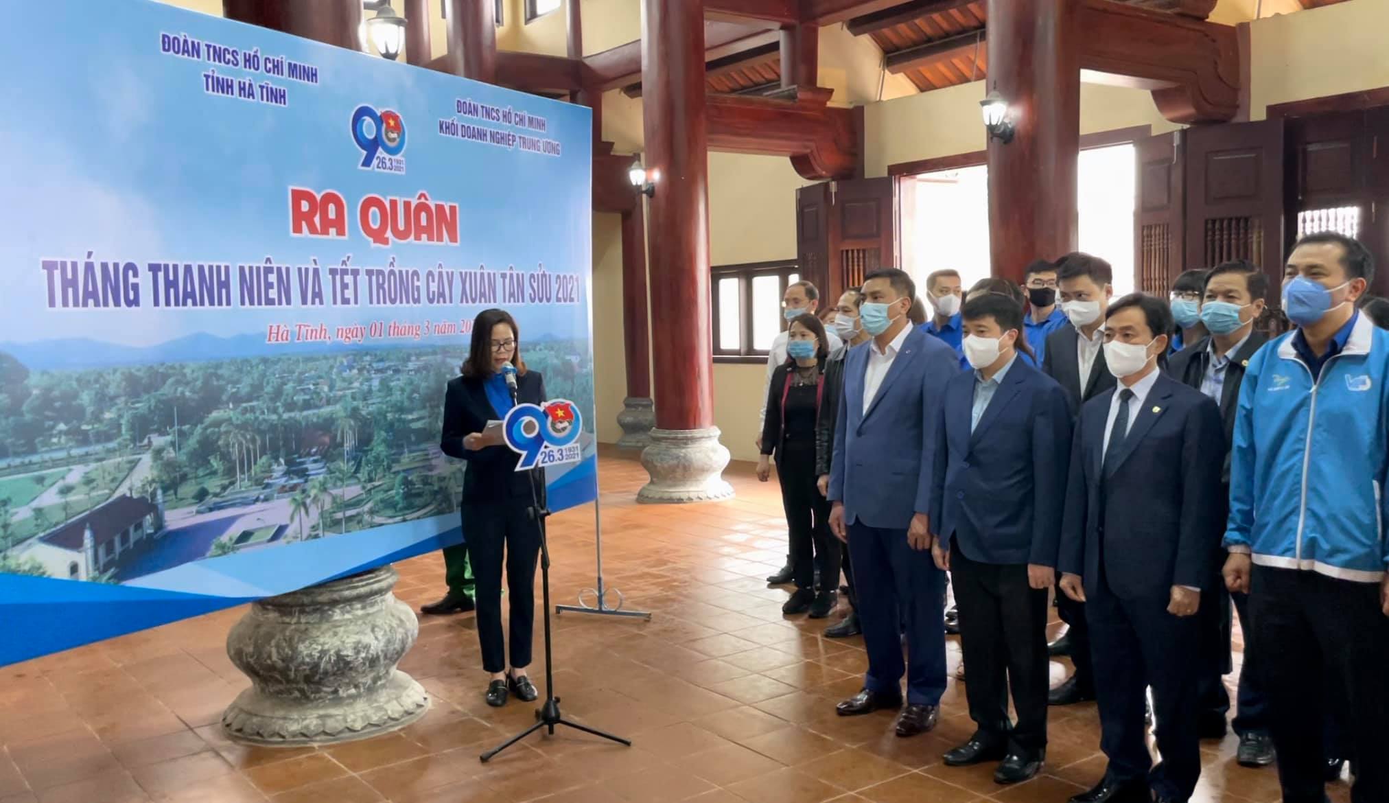 Đồng chí Hoàng Thị Minh Thu, Ủy viên Ban Thường vụ Trung ương Đoàn, Ủy viên Ban Chấp hành Đảng bộ Khối, Bí thư Đoàn Khối thay mặt Ban Thường vụ hai đơn vị báo công tại nhà thờ Anh hùng liệt sỹ Lý Tự Trọng