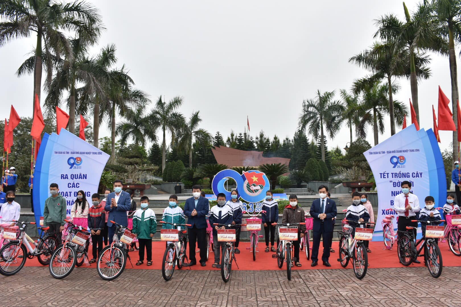 Các đồng chí lãnh đạo tặng quà cho các em học sinh có hoàn cảnh khó khăn vươn lên trong học tập