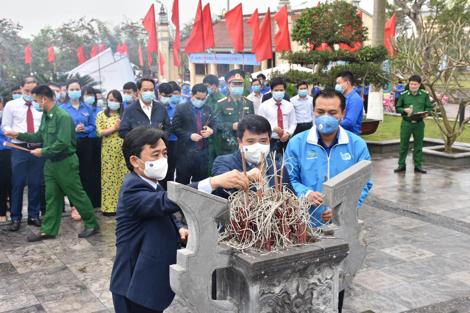 Các đồng chí lãnh đạo dâng hương tưởng niệm tại phần mộ Anh hùng liệt sĩ Lý Tự Trọng