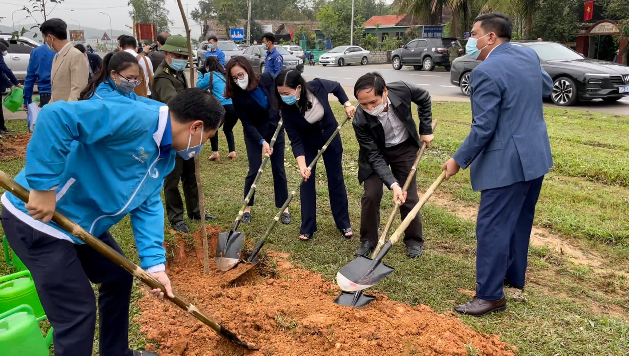 Các đồng chí lãnh đạo hưởng ứng tết trồng cây “Đời đời nhớ ơn Bác Hồ”