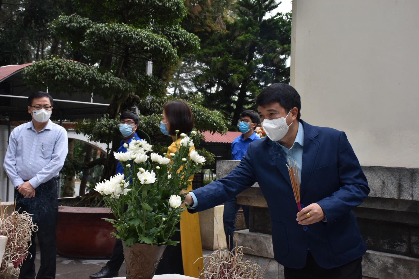 Đồng chí Y Thanh Hà Niê KĐăm, Ủy viên Trung ương Đảng, Bí thư Đảng ủy Khối Doanh nghiệp Trung ương dâng hương tưởng niệm tại phần mộ 10 nữ liệt sỹ Thanh niên xung phong Ngã ba Đồng Lộc