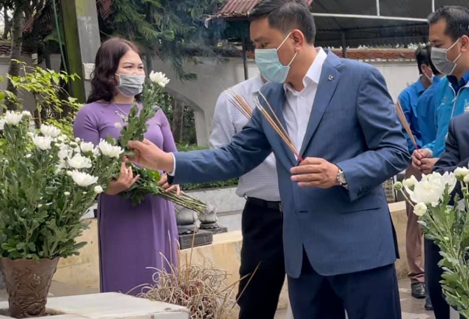 Đồng chí Hoàng Giang, Phó Bí thư Đảng ủy Khối Doanh nghiệp Trung ương dâng hương, dâng hoa tưởng niệm tại phần mộ 10 nữ liệt sỹ Thanh niên xung phong Ngã ba Đồng Lộc