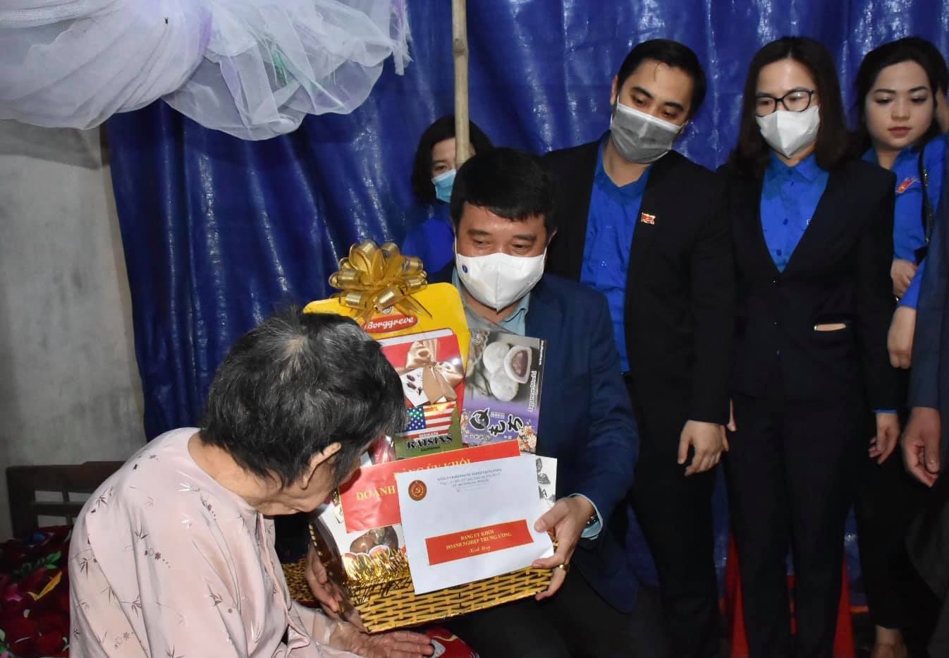 Đồng chí Y Thanh Hà Niê KĐăm, Uỷ viên Trung ương Đảng, Bí thư Đảng ủy Khối Doanh nghiệp Trung ương thăm và tặng quà mẹ Việt Nam Anh hùng Đinh Thị Quế tại xã Liên Minh, huyện Đức Thọ