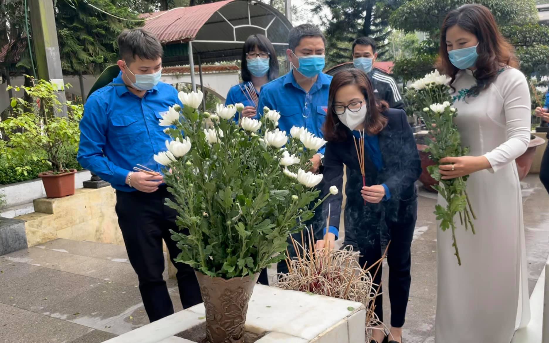 Đồng chí Hoàng Thị Minh Thu, Bí thư Đoàn Khối cùng với cán bộ Đoàn chủ chốt Khối Doanh nghiệp Trung ương dâng hương tưởng niệm tại phần mộ 10 nữ liệt sỹ Thanh niên xung phong Ngã ba Đồng Lộc