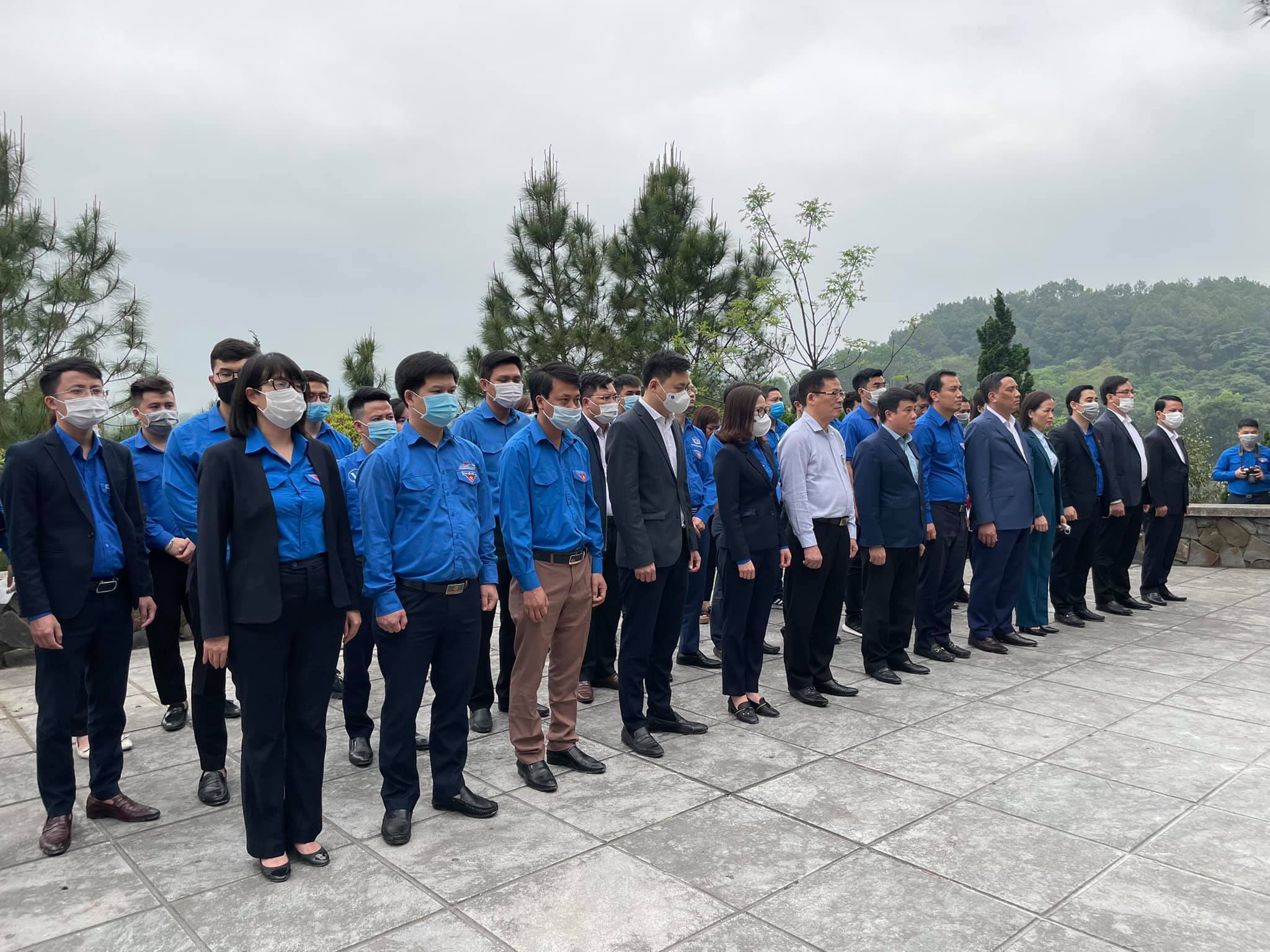 Các đại biểu dâng hương tưởng niệm tại Khu lưu niệm Cố Tổng Bí thư Trần Phú tại huyện Đức Thọ, tỉnh Hà Tĩnh