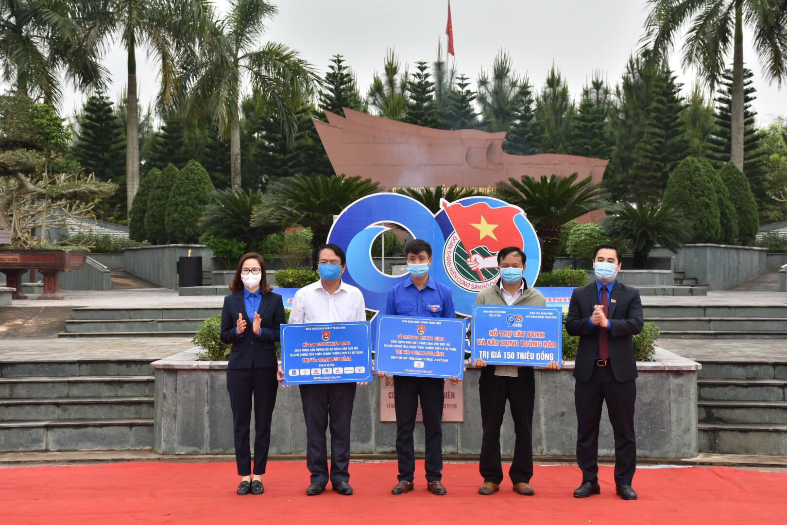 Thường trực Đoàn Khối và Thường trực Tỉnh đoàn trao biển tượng trưng hỗ trợ các hạng mục công trình “Công viên tuổi trẻ” tại Khu chứng tích chiến tranh Trường cấp ba Lý Tự Trọng