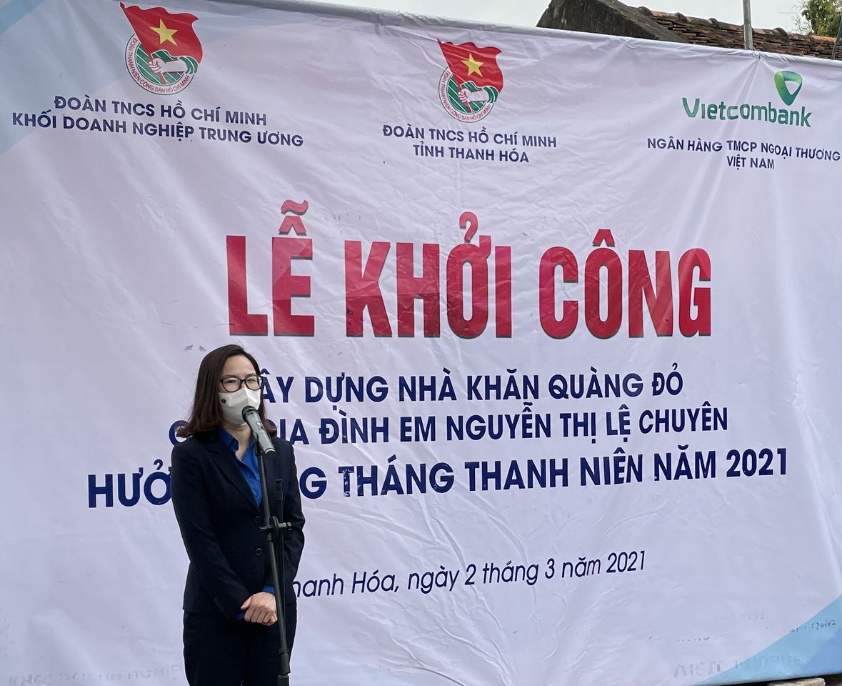 Đồng chí Hoàng Thị Minh Thu, Ủy viên Ban Thường vụ Trung ương Đoàn, Ủy viên Ban Chấp hành Đảng bộ Khối, Bí thư Đoàn Khối Doanh nghiệp Trung ương phát biểu tại lễ khởi công xây dựng nhà Khăn quàng đỏ tặng gia đình em Nguyễn Thị Lệ Chuyên tại xã Tuy Lộc, huyện Hậu Lộc, tỉnh Thanh Hóa